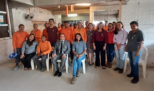Foto com trabalhadores da construção civil após palestra